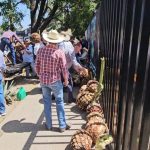 Productores bloquean calles y escalan reclamo