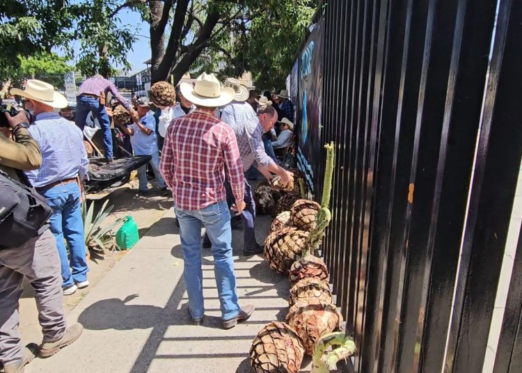 Productores bloquean calles y escalan reclamo