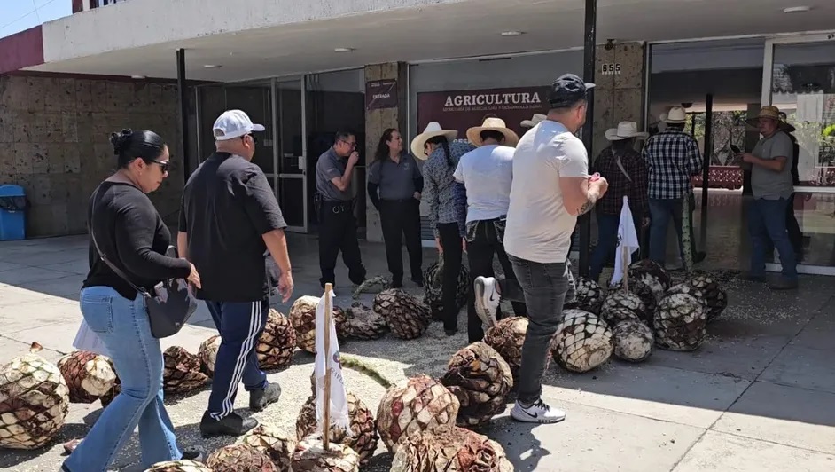 Productores tiran alimentos en protesta