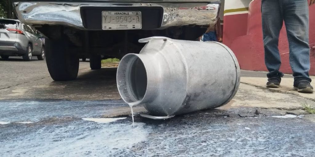 Lecheros tiran miles de litros en protesta en Veracruz