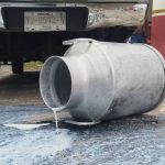 Lecheros tiran miles de litros en protesta en Veracruz