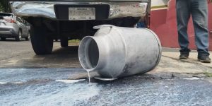 Lecheros tiran miles de litros en protesta en Veracruz