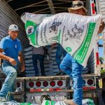 Reparten 100 toneladas de alimento a lecheros