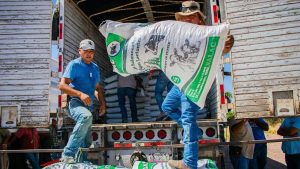 Reparten 100 toneladas de alimento a lecheros