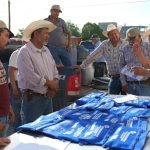 Arturo Zubía entrega kits preventivos contra el gusano barrenador a lecheros y queseros de Camargo