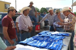 Arturo Zubía entrega kits preventivos contra el gusano barrenador a lecheros y queseros de Camargo
