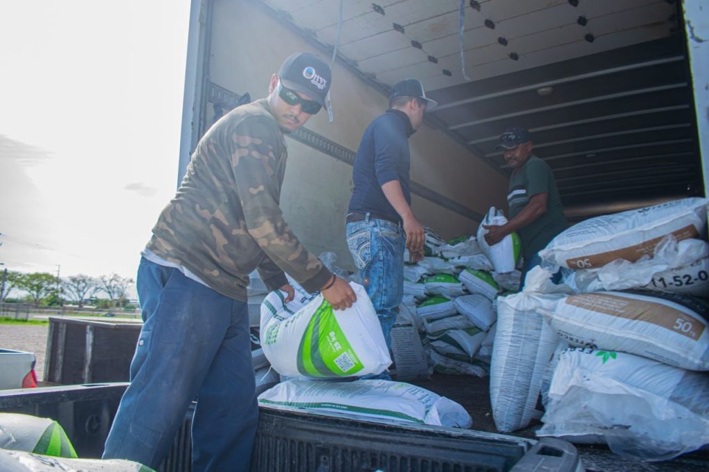 Meoqui distribuye apoyos para mitigar costos en la cuenca centro-sur de Chihuahua
