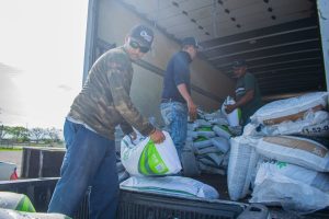Meoqui distribuye apoyos para mitigar costos en la cuenca centro-sur de Chihuahua