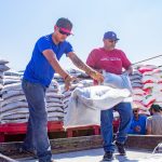 Meoqui entrega 74 toneladas de insumos para ganaderos