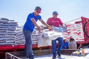 Meoqui entrega 74 toneladas de insumos para ganaderos