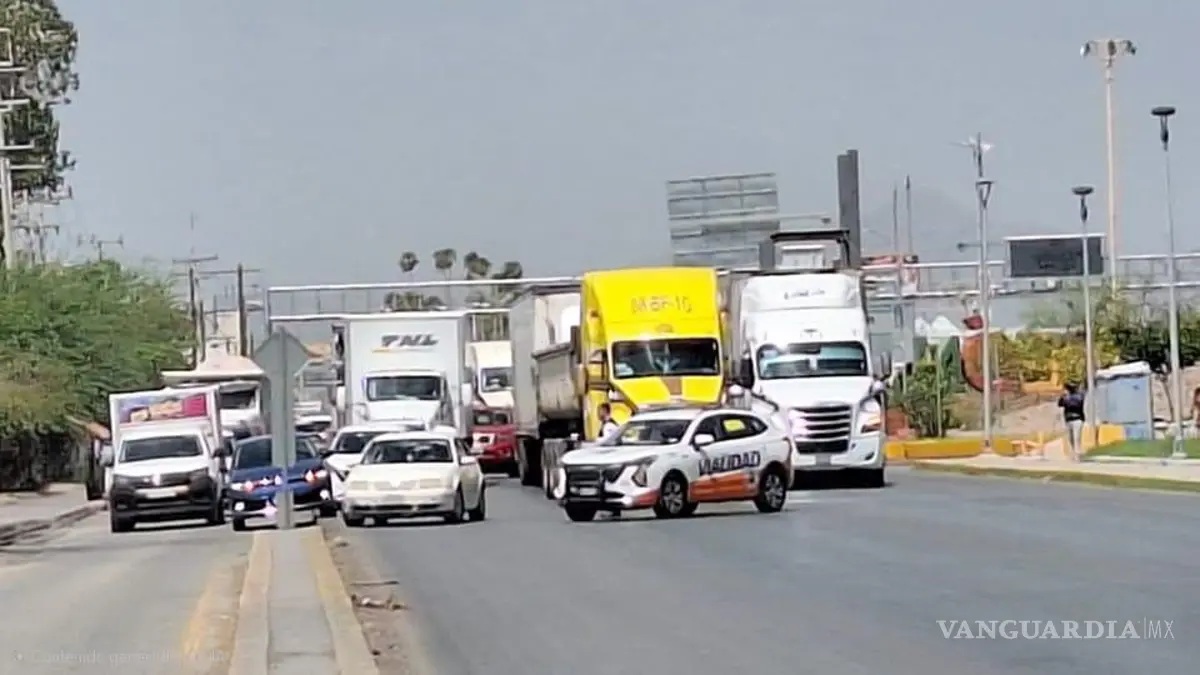 Productores forrajeros de La Laguna bloquean el Periférico en Torreón tras el colapso del diálogo