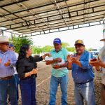 Ana Vergara entrega apoyos por 300 mil pesos a productores lecheros y ganaderos de Juanacatlán