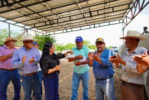 Ana Vergara entrega apoyos por 300 mil pesos a productores lecheros y ganaderos de Juanacatlán