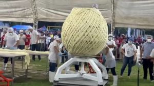 Chiapas rompe el récord Guinness con la bola de quesillo más grande del mundo elaborada en Pijijiapan