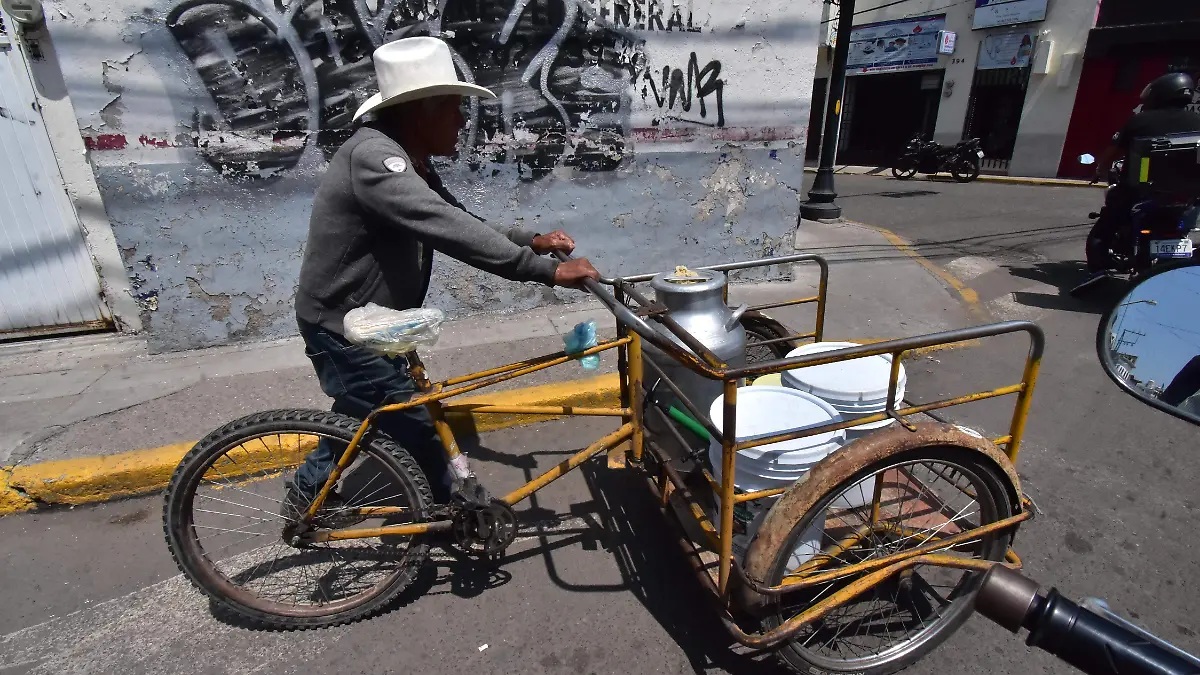 Don Jesús Martínez más de 70 años recorriendo Irapuato para mantener vivo el oficio del lechero tradicional