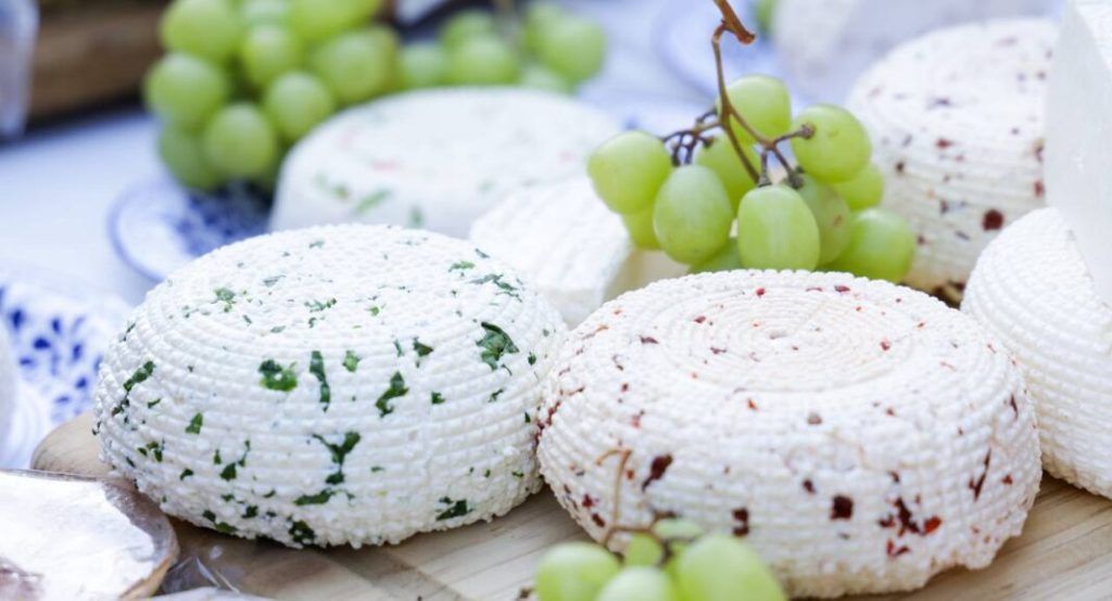 Quesos de chapulín y de vino revolucionan la Feria del Queso en Tonantzintla