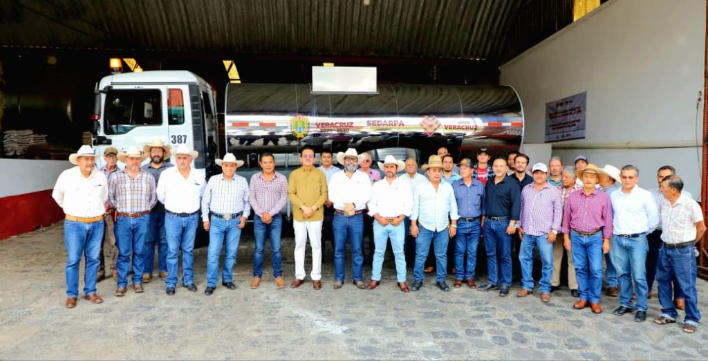SEDARPA entrega transporte especializado a productores de leche en Veracruz para fortalecer la cadena de frío