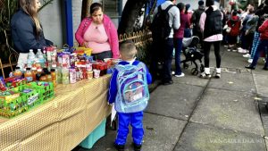 Cofepris y autoridades educativas restringen la venta de jugos y productos lácteos azucarados en cooperativas escolares
