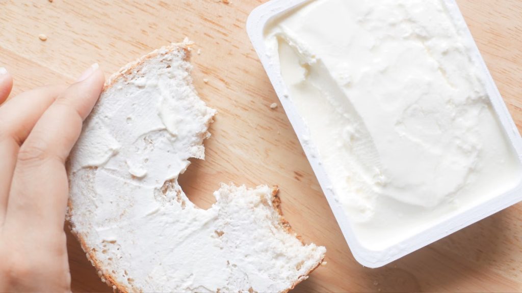 Retiran del mercado una popular marca de queso crema por posible contaminación con Listeria monocytogenes