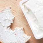 Retiran del mercado una popular marca de queso crema por posible contaminación con Listeria monocytogenes