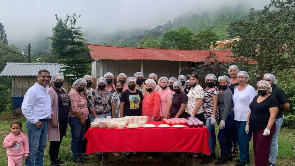 Capacitan a mujeres para dar valor agregado a la leche en Sinaloa