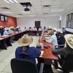 Ganaderos de Ahome presentan plan a Sader para la leche
