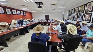Ganaderos de Ahome presentan plan a Sader para la leche