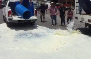 Productores lecheros del Istmo bloquean por adeudos