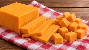Retiran queso cheddar de leche cruda por riesgo de E. coli